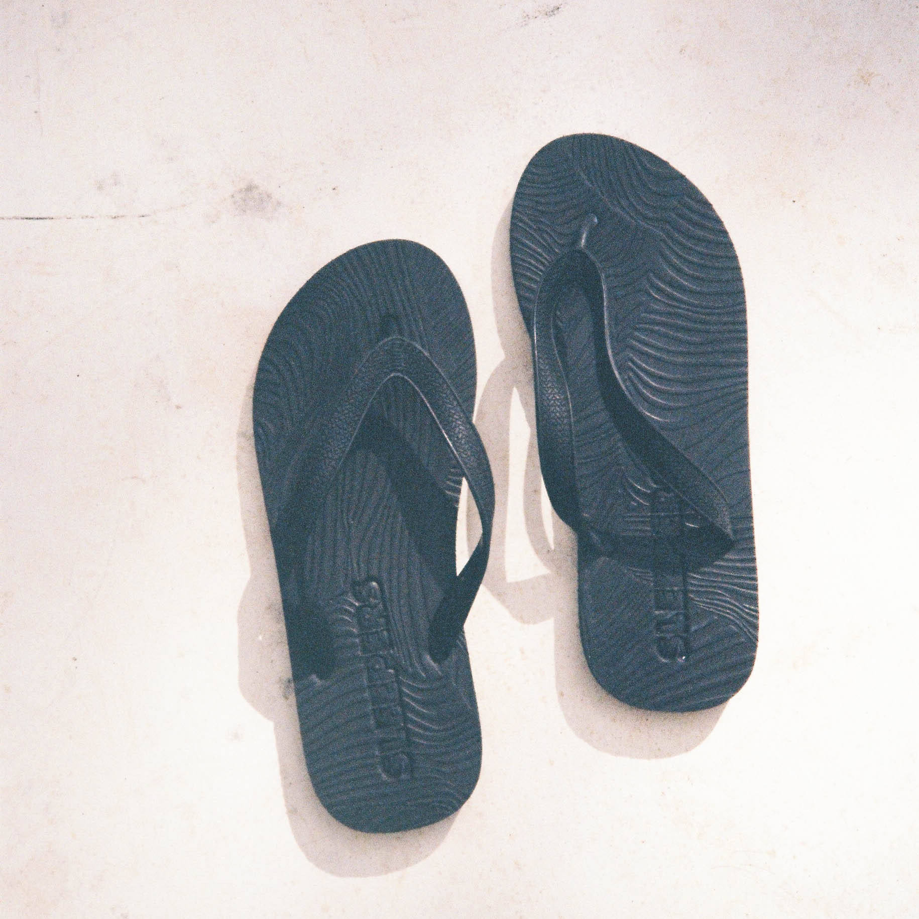 Plain black flip flops mens online